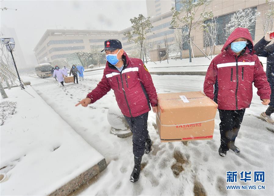 2月15日，在湖北随州，江西省对口支援湖北随州医疗队队员在搬运保障物资。新华社发（杨继红 摄）