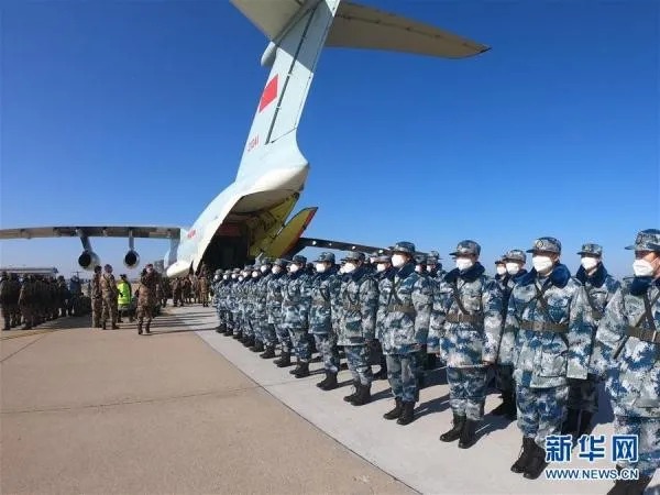 2月17日，中部战区空军航空兵某团第四次出征，将军队支援湖北医疗队队员送达武汉。新华社发（李世宁 摄）