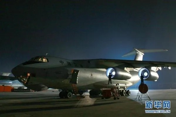 2月12日，中部战区空军航空兵某团机务人员快速完成夜间紧急空运机务准备。新华社发（胡科 摄）