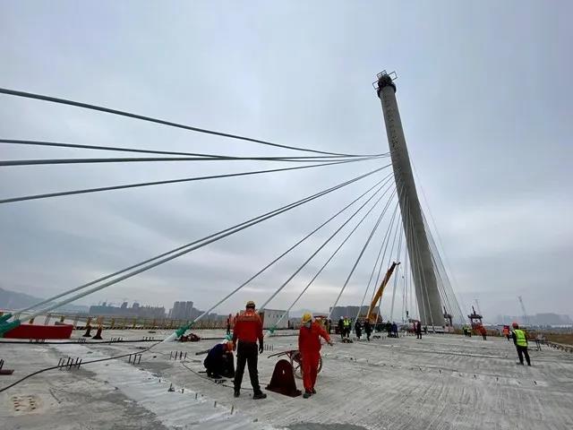 2月28日上午，浙江省温州市七都大桥北汊桥工程全面复工，七都大桥北汊桥工程是温州市“两线三片”中跨江发展的重点交通工程。温州广播电视传媒集团 丁岳 摄