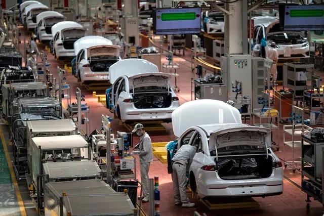 2月17日，广汽新能源工厂的整车生产线开始热闹起来，工人们熟练地为汽车安装零部件。南方日报社记者 张由琼 摄