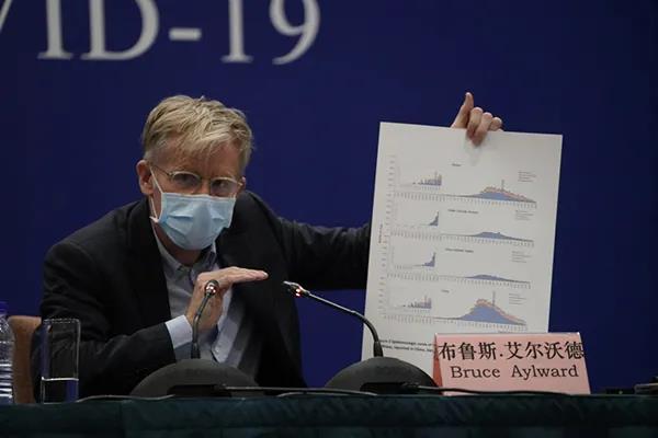 2月24日，世卫组织总干事高级顾问布鲁斯·艾尔沃德在北京举行的新闻发布会上展示图表。新华社记者邢广利 摄