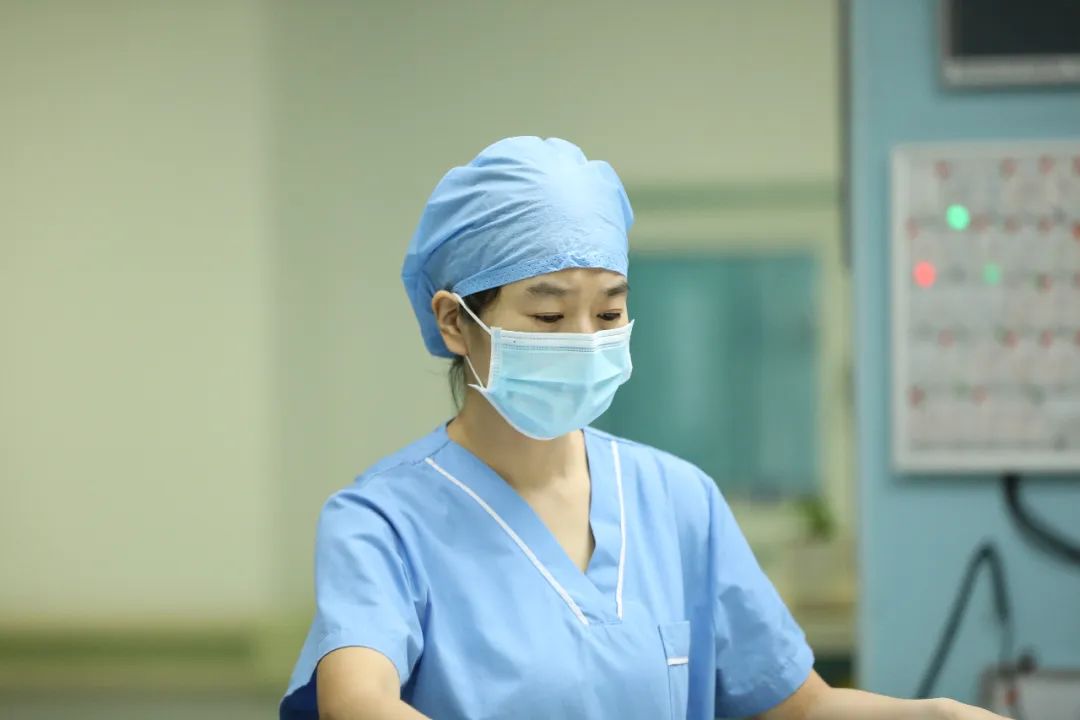 王颖仔细查看护理床位信息