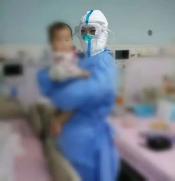 王颖和9个月大的新冠肺炎患儿亲密地在一起