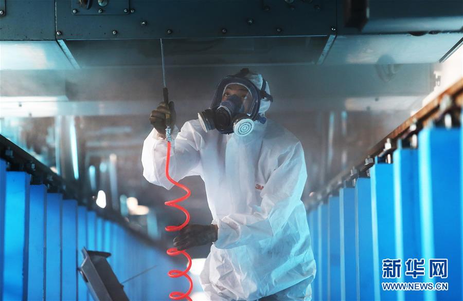 高温天气|多地进入“炙烤模式”高温下，他们书写劳动人生