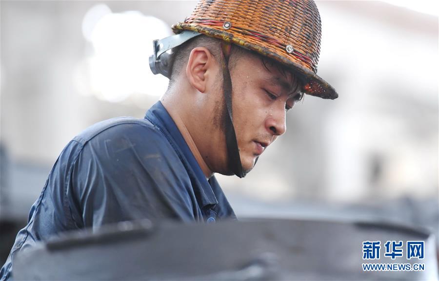 高温天气|多地进入“炙烤模式”高温下，他们书写劳动人生