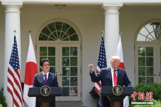 "资料图：美国总统特朗普(右)与日本首相安倍晋三。<a