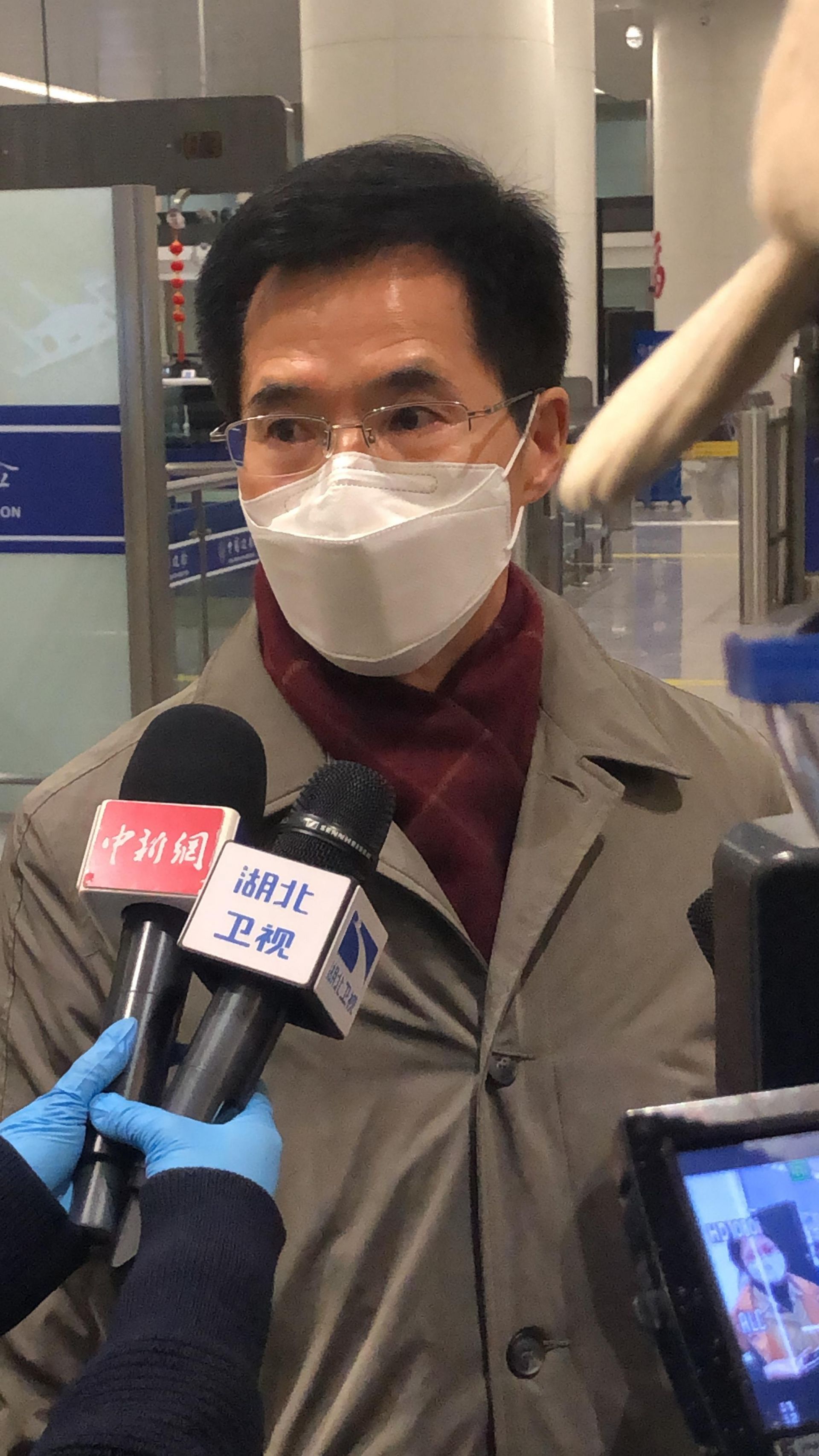 『货机』韩国新任总领事乘临时货机抵汉赴任，还带来了救援物资