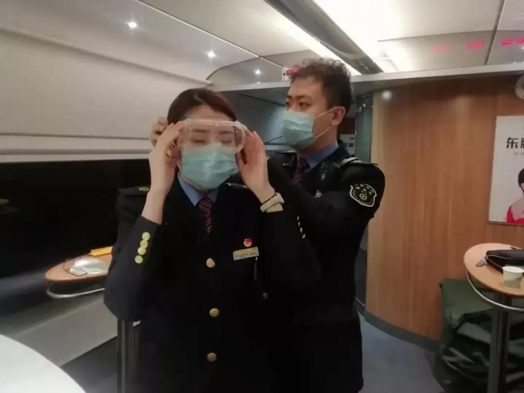 「铁路」东南西北中,青年在行动丨战“疫”中的铁路人