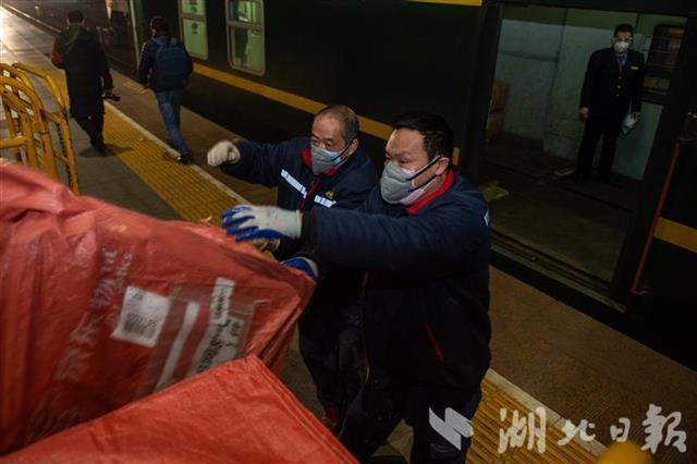 守夜人@走近城市中的“守夜人”：他们的坚守，也是在与时间赛跑