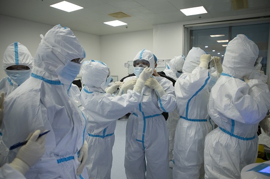 「大决战」武汉大决战：命悬一线女孩争论中被救活 90多危重症到关键时刻