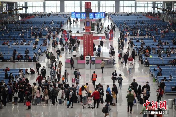 「铁路」全国铁路迎返程客流高峰 预计发送旅客615万人次