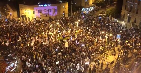 以色列爆发反政府抗议：数千名示威者包围总理官邸