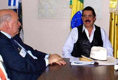 Honduras'&nbsp;ousted&nbsp;President&nbsp;Manuel&nbsp;Zelaya&nbsp;(R)&nbsp;talks&nbsp;with&nbsp;secretary&nbsp;general&nbsp;of&nbsp;the&nbsp;Organization&nbsp;of&nbsp;American&nbsp;States&nbsp;(OAS)&nbsp;Jose&nbsp;Miguel&nbsp;Insulza&nbsp;inside&nbsp;the&nbsp;Brazilian&nbsp;embassy&nbsp;in&nbsp;Tegucigalpa,&nbsp;Honduras,&nbsp;Oct.&nbsp;7,&nbsp;2009.(Xinhua/&nbsp;File&nbsp;Photo)