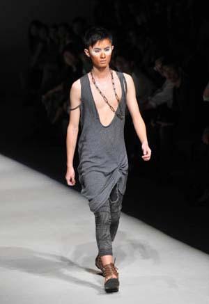 A&nbsp;male&nbsp;model&nbsp;presents&nbsp;a&nbsp;novel&nbsp;design&nbsp;on&nbsp;stage&nbsp;for&nbsp;the&nbsp;Bunka/Toka&nbsp;Spring&nbsp;&&nbsp;Summer&nbsp;collections&nbsp;showcase,&nbsp;on&nbsp;the&nbsp;5th&nbsp;day&nbsp;of&nbsp;the&nbsp;2009&nbsp;Shanghai&nbsp;Fashion&nbsp;Week,&nbsp;in&nbsp;Shanghai,&nbsp;east&nbsp;China,&nbsp;Oct.&nbsp;25,&nbsp;2009.&nbsp;(Xinhua/Zhuang&nbsp;Yi)