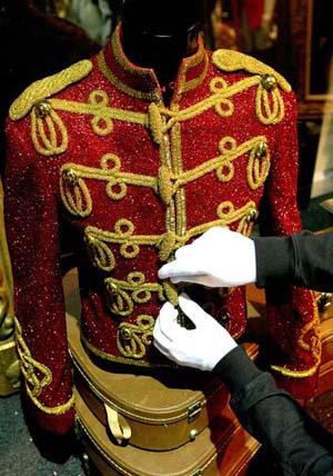 A&nbsp;life-sized&nbsp;throne,&nbsp;a&nbsp;crown&nbsp;and&nbsp;a&nbsp;rocket&nbsp;ship&nbsp;are&nbsp;among&nbsp;the&nbsp;collection&nbsp;of&nbsp;Michael&nbsp;Jackson's&nbsp;personal&nbsp;belongings&nbsp;making&nbsp;its&nbsp;world&nbsp;premiere&nbsp;at&nbsp;an&nbsp;exhibition&nbsp;at&nbsp;the&nbsp;O2&nbsp;in&nbsp;London.&nbsp;The&nbsp;display&nbsp;will&nbsp;open&nbsp;to&nbsp;the&nbsp;public&nbsp;on&nbsp;Wednesday,&nbsp;just&nbsp;hours&nbsp;after&nbsp;Jackson's&nbsp;This&nbsp;Is&nbsp;It&nbsp;film&nbsp;-&nbsp;the&nbsp;documentary&nbsp;of&nbsp;the&nbsp;singer's&nbsp;final&nbsp;months&nbsp;as&nbsp;he&nbsp;rehearsed&nbsp;for&nbsp;his&nbsp;string&nbsp;of&nbsp;comeback&nbsp;gigs-&nbsp;premieres&nbsp;around&nbsp;the&nbsp;world