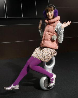 A&nbsp;model&nbsp;poses&nbsp;on&nbsp;the&nbsp;Honda&nbsp;Motor&nbsp;Co&nbsp;U3-X&nbsp;"personal&nbsp;transporter"&nbsp;electric&nbsp;unicycle&nbsp;at&nbsp;the&nbsp;41st&nbsp;Tokyo&nbsp;Motor&nbsp;Show&nbsp;in&nbsp;Chiba,&nbsp;east&nbsp;of&nbsp;Tokyo&nbsp;October&nbsp;21,&nbsp;2009.(Xinhua/Reuters&nbsp;Photo)