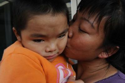 Zeng&nbsp;Xiangxian,&nbsp;a&nbsp;local&nbsp;citizen&nbsp;of&nbsp;Qianxi&nbsp;County,&nbsp;kisses&nbsp;her&nbsp;little&nbsp;kid&nbsp;who&nbsp;was&nbsp;abducted&nbsp;by&nbsp;fraud&nbsp;and&nbsp;eventually&nbsp;rescued&nbsp;by&nbsp;Police&nbsp;during&nbsp;a&nbsp;reunion&nbsp;meeting&nbsp;of&nbsp;parents&nbsp;with&nbsp;their&nbsp;abducted&nbsp;kids&nbsp;at&nbsp;the&nbsp;Children&nbsp;Welfare&nbsp;Home&nbsp;in&nbsp;Guiyang,&nbsp;southwest&nbsp;China's&nbsp;Guizhou&nbsp;Province,&nbsp;Oct.&nbsp;29,&nbsp;2009.(Xinhua/Wu&nbsp;Dongjun)