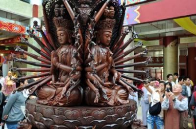 Visitors&nbsp;take&nbsp;photos&nbsp;of&nbsp;an&nbsp;wooden&nbsp;sculpture&nbsp;work&nbsp;on&nbsp;the&nbsp;Buddhism&nbsp;Expo&nbsp;held&nbsp;in&nbsp;Putian,&nbsp;southeast&nbsp;China's&nbsp;Fujian&nbsp;Province,&nbsp;Nov.&nbsp;2,&nbsp;2009.&nbsp;The&nbsp;four-day-long&nbsp;China&nbsp;Putian&nbsp;Buddhism&nbsp;Expo&nbsp;kicked&nbsp;off&nbsp;here&nbsp;on&nbsp;Monday&nbsp;with&nbsp;nearly&nbsp;10,000&nbsp;exhibits&nbsp;on&nbsp;shown.&nbsp;(Xinhua/&nbsp;Lin&nbsp;Jianbing)
