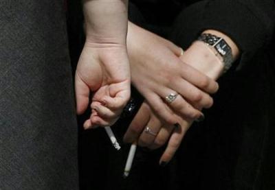 Women&nbsp;smoke&nbsp;in&nbsp;central&nbsp;Sydney&nbsp;May&nbsp;11,&nbsp;2009.[Agencies]