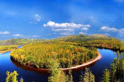 A&nbsp;river&nbsp;twists&nbsp;through&nbsp;the&nbsp;forests&nbsp;of&nbsp;Moerdaoga.&nbsp;[Photo:sina.com.cn]