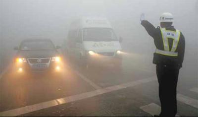 A&nbsp;traffic&nbsp;policeman&nbsp;guides&nbsp;traffic&nbsp;in&nbsp;heavy&nbsp;fog&nbsp;in&nbsp;Huai'an,&nbsp;East&nbsp;China's&nbsp;Jiangsu&nbsp;province,&nbsp;yesterday.&nbsp;[He&nbsp;Jinghua/China&nbsp;Daily]&nbsp;