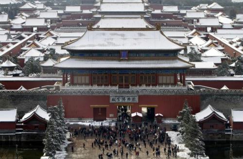 People&nbsp;visit&nbsp;the&nbsp;snow-covered&nbsp;Forbidden&nbsp;City&nbsp;in&nbsp;Beijing&nbsp;November&nbsp;10,&nbsp;2009.
