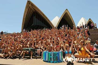 People&nbsp;in&nbsp;swimsuits&nbsp;dance&nbsp;during&nbsp;an&nbsp;attempt&nbsp;to&nbsp;break&nbsp;the&nbsp;Guinness&nbsp;World&nbsp;Record&nbsp;for&nbsp;the&nbsp;largest&nbsp;swimwear&nbsp;parade&nbsp;at&nbsp;one&nbsp;time,&nbsp;in&nbsp;Sydney&nbsp;November&nbsp;12,&nbsp;2009.[Agencies]