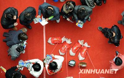 Four&nbsp;masked&nbsp;pigs,&nbsp;dressed&nbsp;in&nbsp;waistcoats,&nbsp;remind&nbsp;visitors&nbsp;to&nbsp;build&nbsp;up&nbsp;a&nbsp;healthy&nbsp;lifestyle&nbsp;so&nbsp;as&nbsp;to&nbsp;safeguard&nbsp;against&nbsp;A/H1N1&nbsp;influenza&nbsp;at&nbsp;an&nbsp;international&nbsp;agricultural&nbsp;fair,&nbsp;which&nbsp;opened&nbsp;in&nbsp;central&nbsp;China's&nbsp;Hunan&nbsp;province&nbsp;on&nbsp;Wednesday,&nbsp;November&nbsp;18,&nbsp;2009.&nbsp;The&nbsp;innovative&nbsp;design,&nbsp;which&nbsp;came&nbsp;from&nbsp;an&nbsp;exhibitor&nbsp;of&nbsp;tea&nbsp;drinks,&nbsp;attracted&nbsp;several&nbsp;visitors.&nbsp;[Photo:&nbsp;Xinhuanet]