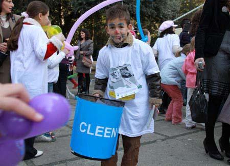 A&nbsp;boy&nbsp;picks&nbsp;up&nbsp;junk&nbsp;into&nbsp;a&nbsp;waste&nbsp;bin&nbsp;during&nbsp;a&nbsp;celebration&nbsp;marking&nbsp;the&nbsp;20th&nbsp;anniversary&nbsp;of&nbsp;the&nbsp;Convention&nbsp;on&nbsp;the&nbsp;Rights&nbsp;of&nbsp;the&nbsp;Child&nbsp;in&nbsp;Tirana,&nbsp;capital&nbsp;of&nbsp;Albania,&nbsp;Nov.&nbsp;21,&nbsp;2009.&nbsp;Albanian&nbsp;President&nbsp;Bamir&nbsp;Topi&nbsp;and&nbsp;his&nbsp;wife&nbsp;as&nbsp;well&nbsp;as&nbsp;foreign&nbsp;diplomats&nbsp;joined&nbsp;groups&nbsp;of&nbsp;children&nbsp;in&nbsp;the&nbsp;activity&nbsp;here&nbsp;Saturday.&nbsp;The&nbsp;U.N.&nbsp;General&nbsp;Assembly&nbsp;adopted&nbsp;the&nbsp;Convention&nbsp;on&nbsp;the&nbsp;Rights&nbsp;of&nbsp;the&nbsp;Child&nbsp;on&nbsp;Nov.&nbsp;20,&nbsp;1989.&nbsp;(Xinhua/Yang&nbsp;Ke)
