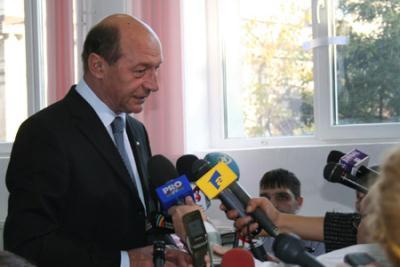 The&nbsp;incumbent&nbsp;Romanian&nbsp;President&nbsp;Traian&nbsp;Basescu&nbsp;speaks&nbsp;to&nbsp;media&nbsp;after&nbsp;casting&nbsp;his&nbsp;ballot&nbsp;at&nbsp;a&nbsp;polling&nbsp;station&nbsp;in&nbsp;Bucharest,&nbsp;Nov.&nbsp;22,&nbsp;2009.&nbsp;(Xinhua/Lin&nbsp;Huifen)