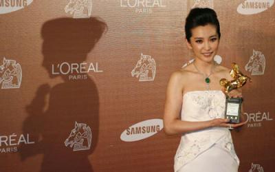Chinese&nbsp;mainland&nbsp;actress&nbsp;Li&nbsp;Bingbing&nbsp;poses&nbsp;with&nbsp;her&nbsp;best&nbsp;leading&nbsp;actress&nbsp;award&nbsp;for&nbsp;"The&nbsp;Message"&nbsp;at&nbsp;the&nbsp;46th&nbsp;Golden&nbsp;Horse&nbsp;Awards&nbsp;in&nbsp;Banciao,&nbsp;Taipei&nbsp;County,&nbsp;November&nbsp;28,&nbsp;2009.&nbsp;[Agencies]