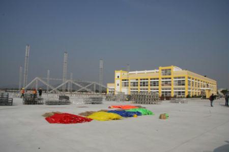 Workers prepare for the formal start of construction work on the new the University of Macao campus on Hengqin Island in Zhuhai, southern China's Guangdong Province on Thursday, December 3, 2009. [Photo: CRIENGLISH.com]