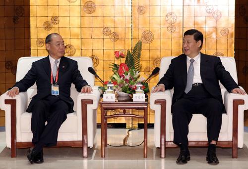 Chinese Vice President Xi Jinping (R) meets with Fredrick Chien, chief advisor ofTaiwan's Cross-Straits Common Market Foundation in Hainan, on April 10, 2010.(Xinhua Photo)