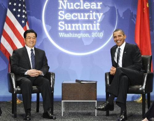 Chinese President Hu Jintao (L) meets with U.S. President Barack Obama in Washington April 12, 2010. President Hu Jintao arrived in Washington on Monday to attend the Nuclear Security Summit slated for April 12-13. (Xinhua/Li Xueren)