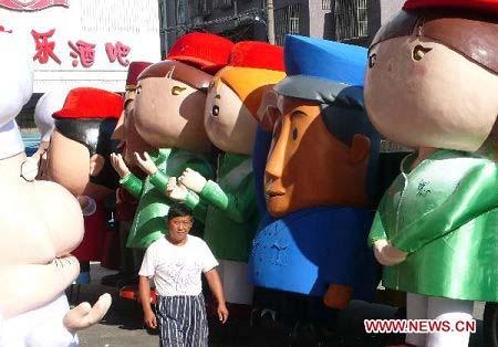 Photo taken on Sept. 1, 2010 shows a giant puppet made by Yangzhou Puppet Troupe in Yangzhou, east China's Jiangsu Province. Totally 16 puppets, each 3.6-meters high, are prepared for the opening ceremony of Shanghai Tourism Festival which will be held on Sept. 18. Photo: Xinhua
