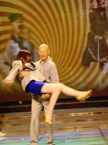 巩新亮西装遮裸腿遭遇 唐僧 老戏骨揩油(图)-综