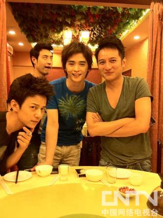 纪佳松何炅纸片人合照 潘帅心生忌妒砸场