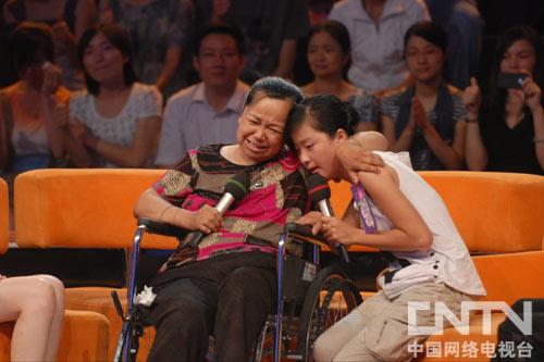 12年照顾瘫痪养母 临汾最美女孩背着母亲上