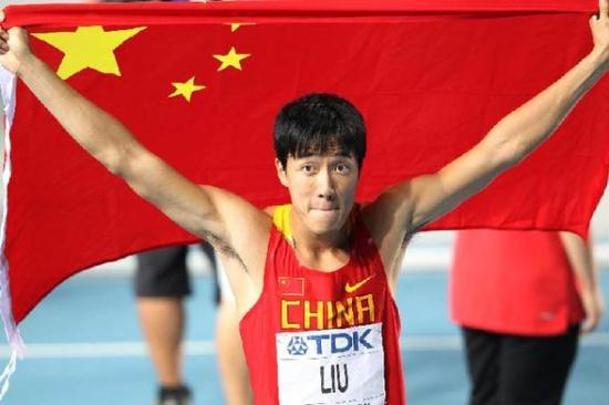 Liu Xiang of China reacts after the men's 110 metres hurdles final at the IAAF World Championships in Daegu, South Korea, Aug. 29, 2011. Liu Xiang got the silver medal with 13.27 seconds. (Xinhua/Chen Xiaowei)