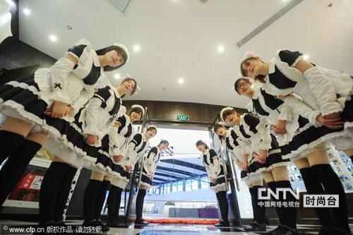 90后小美女化身<em>餐厅女仆</em>_时尚台_中国网络电
