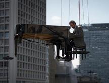 Un artiste brésilien joue du piano en l&acute;air