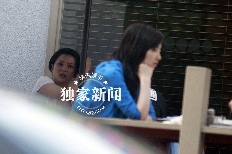 日前,记者在北京东四环附近街头发现了殷桃的身影。当日,其素颜亮相,黑眼圈明显。现场,殷桃正和几位朋友聊得兴起,表情丰富、手舞足蹈。 随后,殷桃点了只烟,享受地抽着,瞪大眼睛、牙咬烟嘴的样子十分搞怪。其和朋友们一直聊到天黑。离去时,殷桃没有乘车,而是一屁股坐上帅气朋友的摩托车。不过,小小摩托车坐上两个人显得有点挤,但殷桃还是很兴奋。(赵阳阳 图/文)