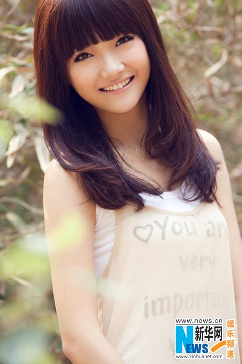 甜美<em>萝莉</em>曹苑清新<em>少女写真</em> 尽显清纯无邪微笑