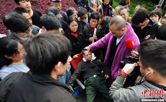 世界睡眠日 催眠师长沙街头上演<em>睡衣秀</em>(组图)_