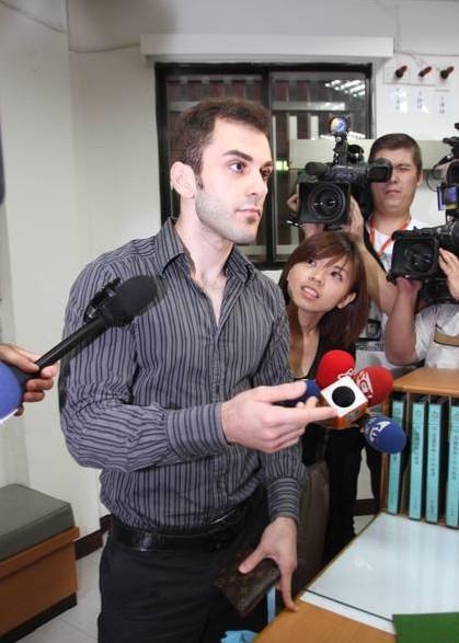 土耳其色狼性侵多台湾辣妹获保释 开豪车扮可