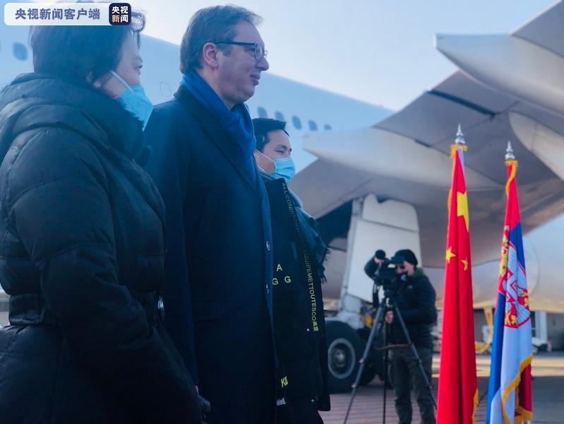 塞尔维亚总统武契奇在机场迎接中国疫苗抵达