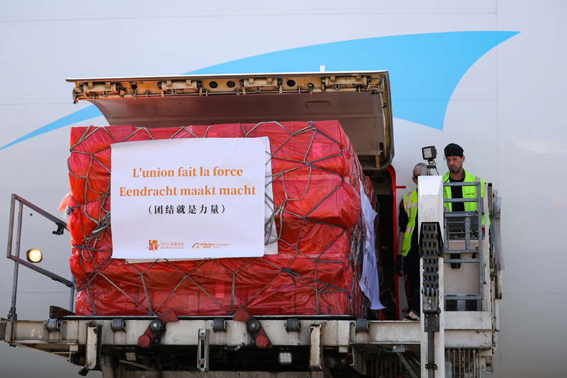 △2020年3月16日，来自中国的30万只口罩运抵比利时列日机场。这是欧洲新冠肺炎疫情暴发以来，比利时首次得到大规模外来援助。