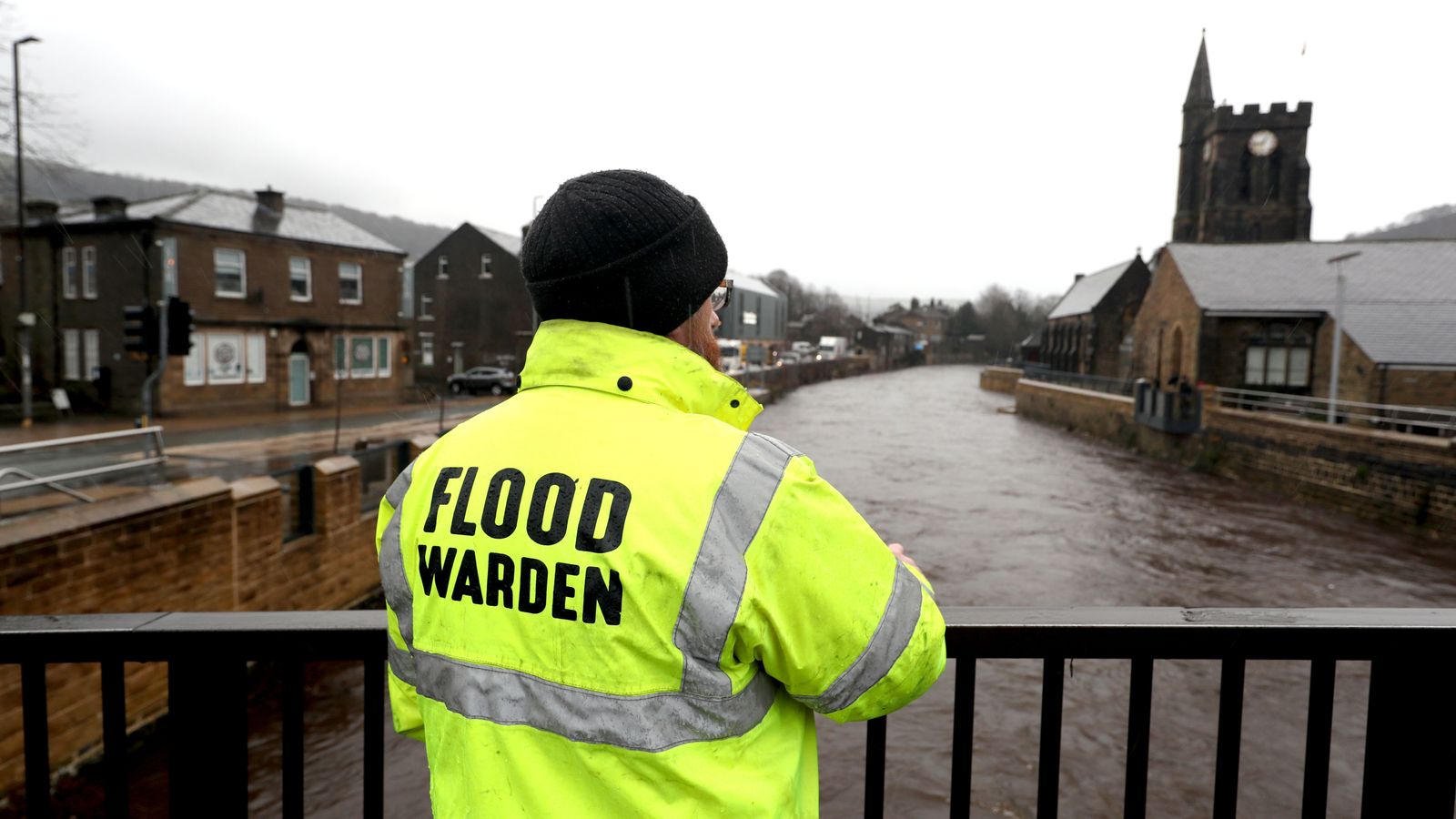 英国发布严重洪水警告 部分居民撤离居所