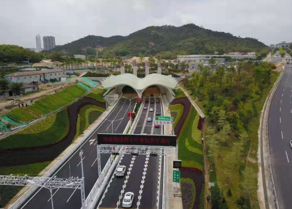 海沧隧道是中国大陆第三条公路海底隧道,隧道项目技术含量高,规模宏大